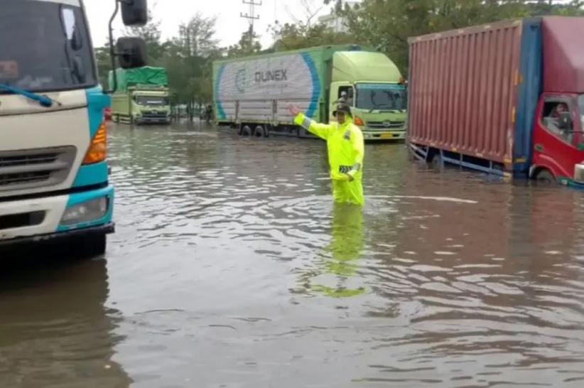 title Catat! Ini 3 Rute Aman Pengalihan Arus Hindari Banjir di Jalur Pantura Kaligawe Semarang Catat! Ini 3 Rute Aman Pengalihan Arus Hindari Banjir di Jalur Pantura Kaligawe Semarang