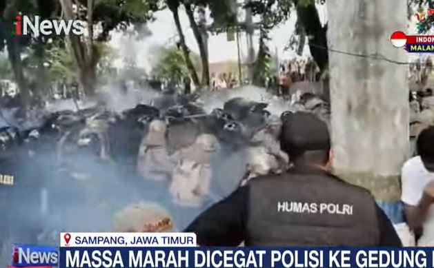title Demo Warga Tuntut Pilkades Serentak di DPRD Sampang Ricuh, Polisi Tembakkan Gas Air Mata Demo Warga Tuntut Pilkades Serentak di DPRD Sampang Ricuh, Polisi Tembakkan Gas Air Mata