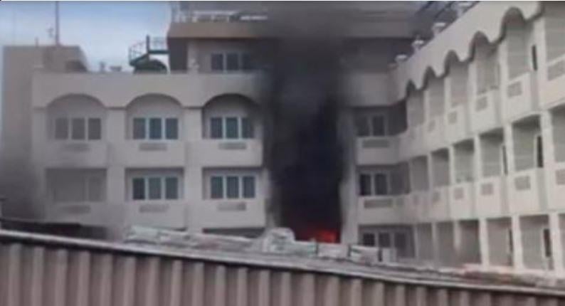 title Hotel Bintang 5 di Samarinda Terbakar, Sejumlah Karyawan Pingsan Hotel Bintang 5 di Samarinda Terbakar, Sejumlah Karyawan Pingsan