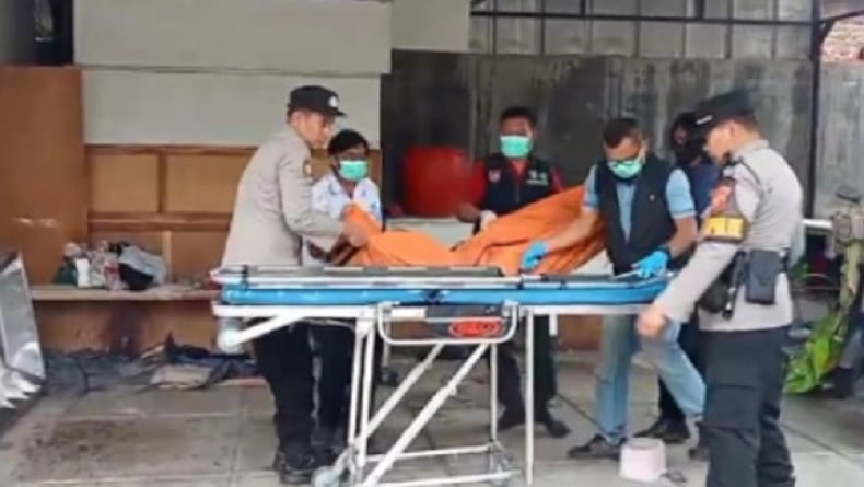 title Geger di Masjid Raya At-Taqwa Cirebon, Pria Ditemukan Tewas Mulut Berdarah Geger di Masjid Raya At-Taqwa Cirebon, Pria Ditemukan Tewas Mulut Berdarah