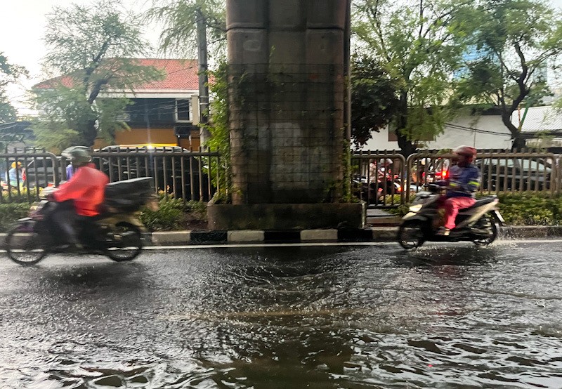 Diguyur Hujan Deras, Sejumlah Jalan di Jakarta Tergenang - Bagian 4