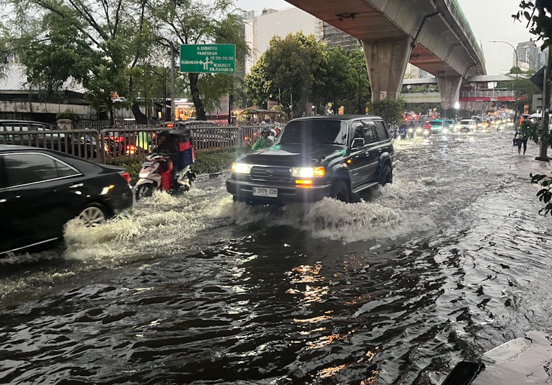 Diguyur Hujan Deras, Sejumlah Jalan di Jakarta Tergenang - Bagian 3