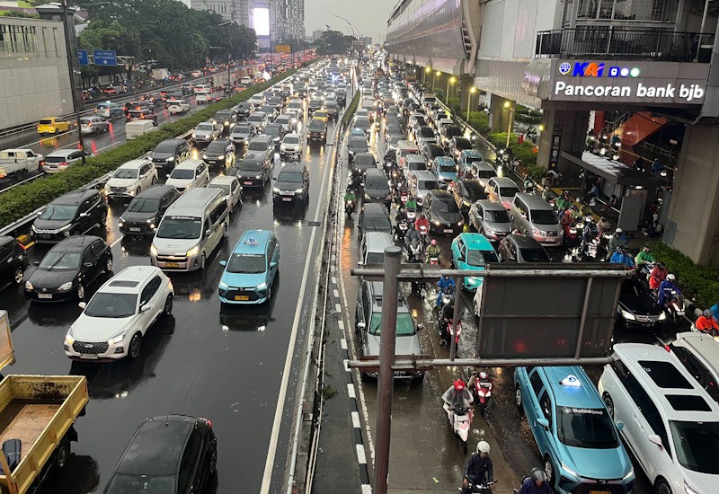 Penampakan Jalanan Jakarta Macet Parah dari Sore hingga Malam Ini - Bagian 4