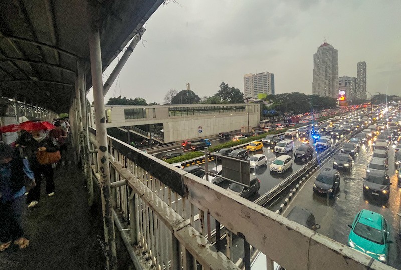 Penampakan Jalanan Jakarta Macet Parah dari Sore hingga Malam Ini - Bagian 5