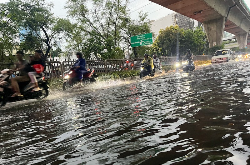 Diguyur Hujan Deras, Sejumlah Jalan di Jakarta Tergenang - Bagian 2