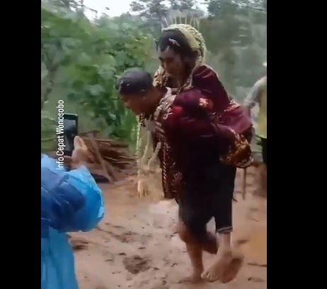 title Viral Pengantin Pria Gendong Mempelai Wanita di Wonosobo Terobos Jalan Longsor Viral Pengantin Pria Gendong Mempelai Wanita di Wonosobo Terobos Jalan Longsor