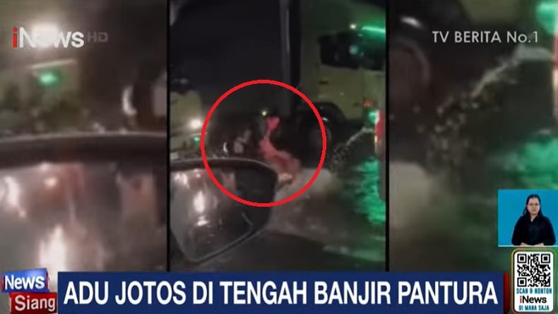 title Viral! Sopir Truk Duel di Tengah Kemacetan Jalur Pantura Demak, Bergelut di Tengah Banjir  Viral! Sopir Truk Duel di Tengah Kemacetan Jalur Pantura Demak, Bergelut di Tengah Banjir
