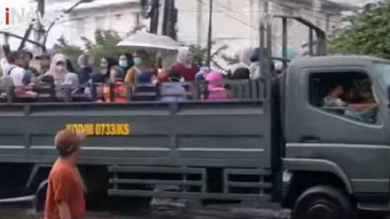 Banjir 80 cm Lumpuhkan Pantura Semarang, TNI Kerahkan Truk Taktis Bantu Warga