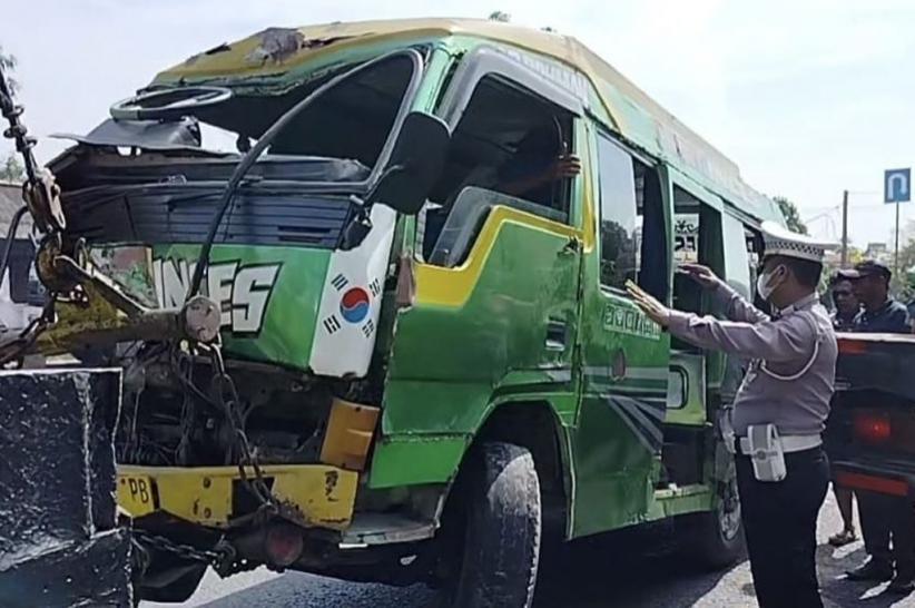 title Kecelakaan Truk Tabrak Minibus Elf di Jalur Pantura Subang, 4 Orang Luka-Luka Kecelakaan Truk Tabrak Minibus Elf di Jalur Pantura Subang, 4 Orang Luka-Luka