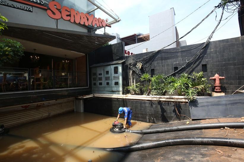 Penyedotan Air yang Membanjiri Basement Gedung di Kemang - Bagian 1