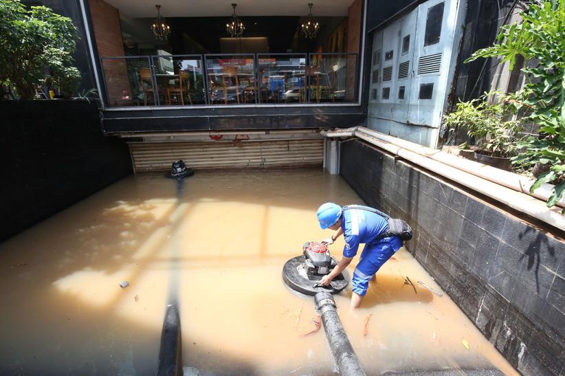 Penyedotan Air yang Membanjiri Basement Gedung di Kemang - Bagian 2