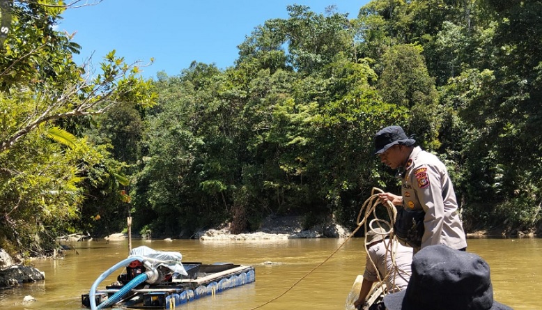 Polisi Gerebek Penambangan Emas Ilegal di Sungai Setingkat Riau, 7 Rakit Isap Disita