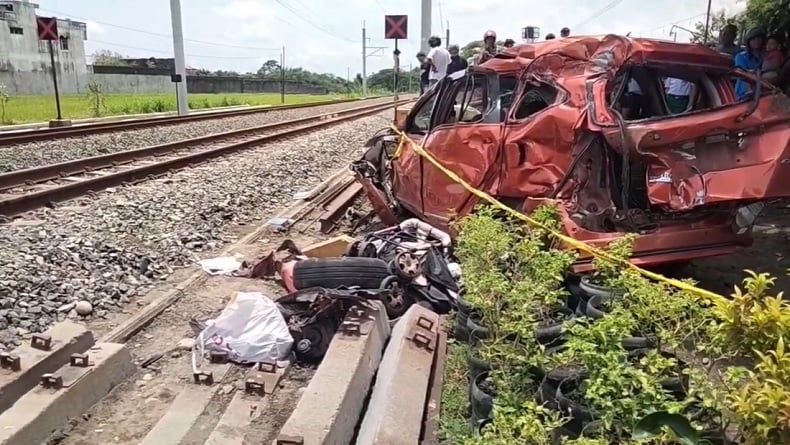 Mobil Berisi Satu Keluarga Ditabrak Kereta di Sleman, Pasutri dan 2 Balita