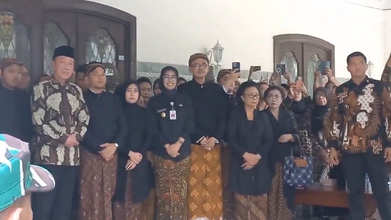 Jokowi Hadiri Prosesi Kirab Jenazah Raja Surakarta Pakubuwono XIII ke Imogiri