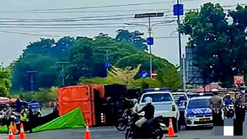 Truk Batu Bara Hilang Kendali Tabrak Tiang Lampu Lalu Lintas di Simpang 4 PU Lama Bungo