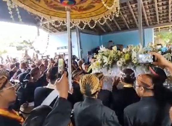 Ribuan Warga Iringi Pemakaman Raja Solo PB XIII di Kedaton Pakubuwanan Imogiri