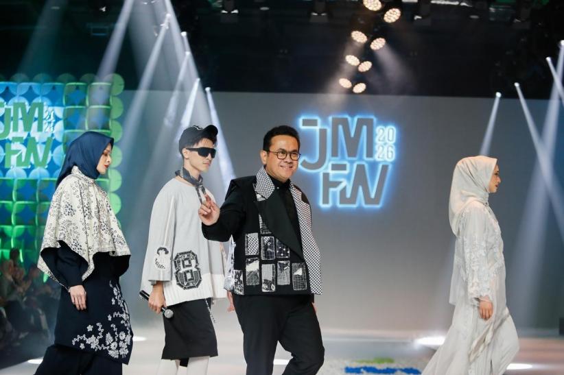 Ketika Menteri Perdagangan Budi Santoso Jadi Model pada Peragaan Busana JMFW - Bagian 2