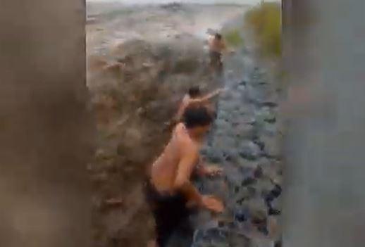 Viral 3 Pemuda Lumajang Nekat Mandi saat Banjir Lahar Semeru, Begini Endingnya