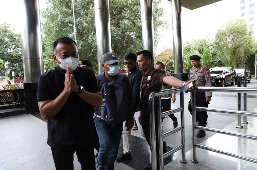 Penampakan Bupati Ponorogo Sugiri Sancoko usai Kena OTT KPK - Bagian 4