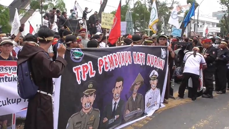 Demo Warga di Depan Kantor Gubernur Sumut, Desak Penutupan Perusahaan Rusak Lingkungan