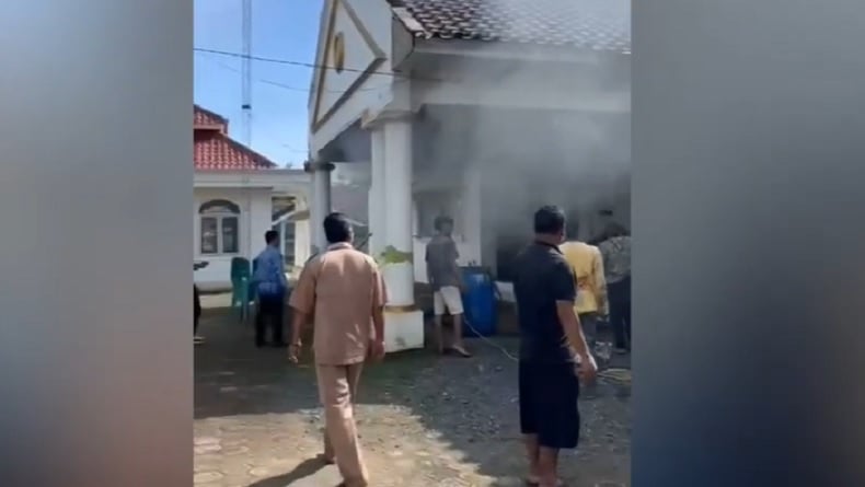 Kebakaran Kantor Desa Sukaharja, Staf dan Warga Sekitar Panik Lihat Api dan Asap Tebal