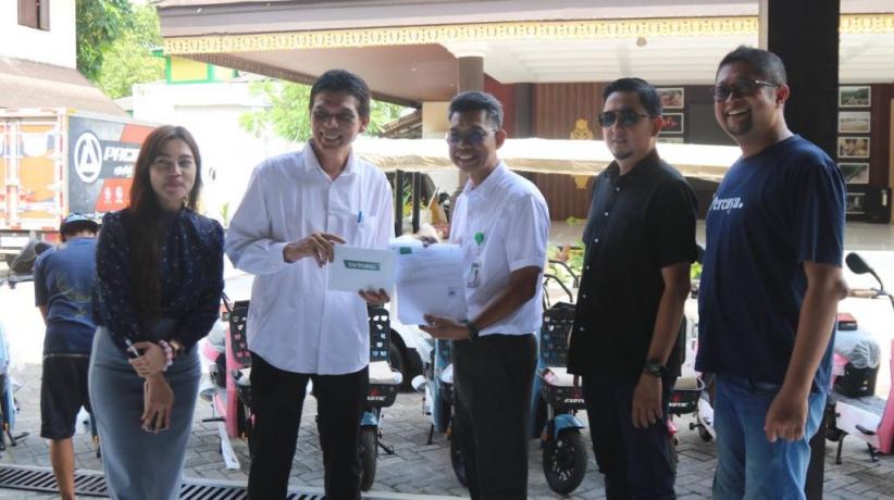 Pemprov Kalsel Serahkan Sepeda Listrik dan Mobil Buggy untuk Anjungan Kalsel TMII