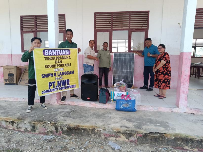 PT Nusa Wana Raya Salurkan Bantuan Pendidikan di SMPN 6 Langgam 
