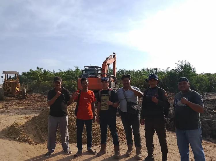 PT Sumatera Riang Lestari Kerahkan Alat Berat, Perbaiki Jalan Rusak di Darul Aman