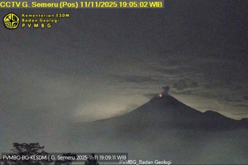 Gunung Semeru Meletus Malam Ini, Kolom Abu Setinggi 500 Meter Membubung ke Langit