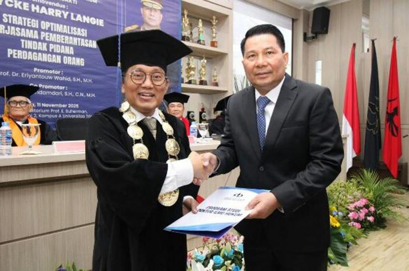 Kapolda Sulut Irjen Roycke Langie Raih Gelar Doktor Cumlaude, Disertasi Bahas Berantas TPPO