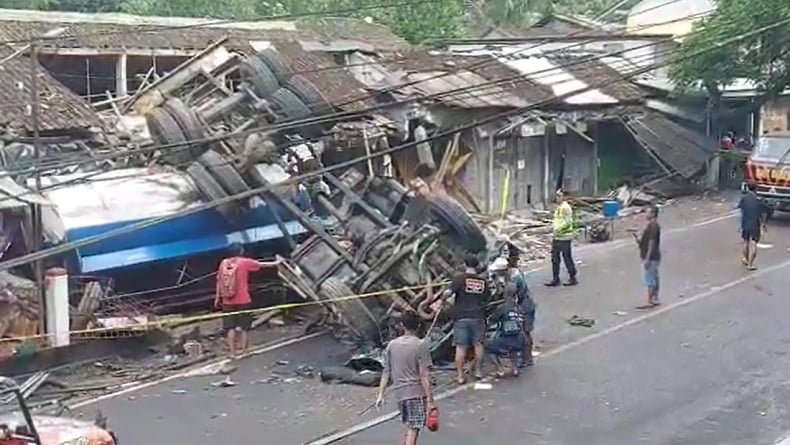 Truk Bermuatan Solar Tabrak Deretan Warung di Purworejo, 1 Orang Tewas 2 Luka-Luka