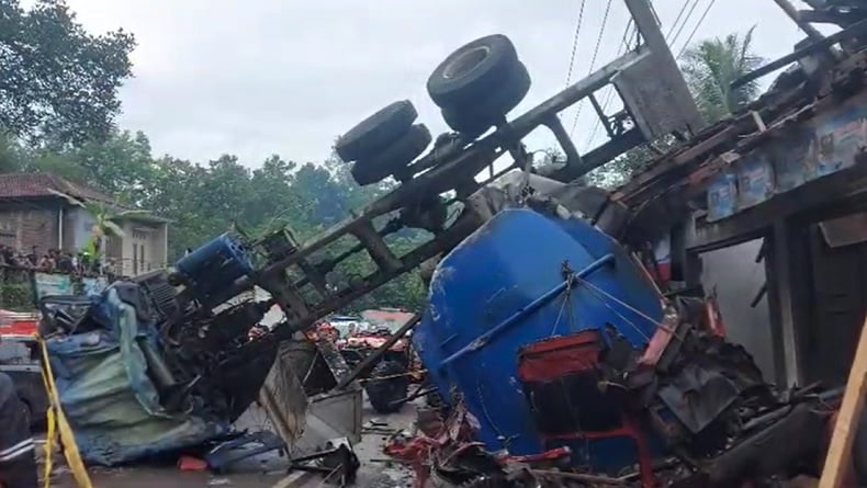 Truk Tangki Maut Tabrak Sejumlah Mobil dan Warung di Purworejo, Diduga akibat Rem Blong