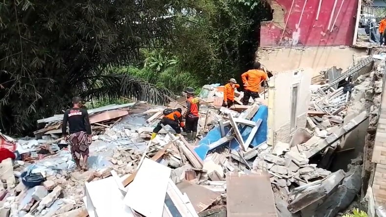 Mengerikan! Rumah Bertingkat di Sukabumi Tiba-Tiba Ambruk