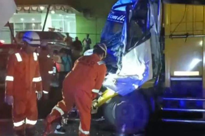 Kecelakaan Maut Truk Tabrak Mobil Boks di Jalur Arteri Jombang, Kernet Tewas Terjepit