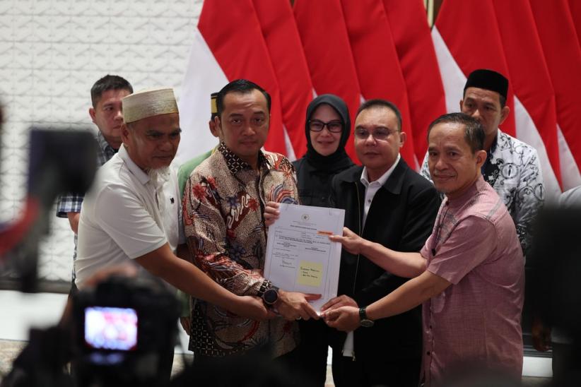 Prabowo Rehabilitasi 2 Guru Luwu Utara yang Dipecat gegara Galang Iuran untuk Gaji Honorer
