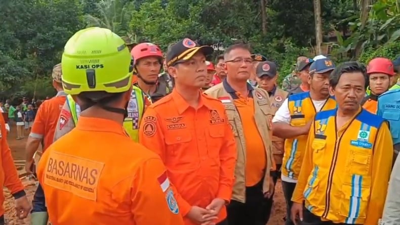 Bupati Cilacap Pantau Langsung Pencarian Korban Longsor, 20 Orang Masih Tertimbun