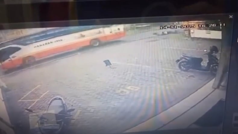 Detik-Detik Pemotor Perempuan Tewas Terjatuh Disenggol Bus di Tulungagung Terekam CCTV