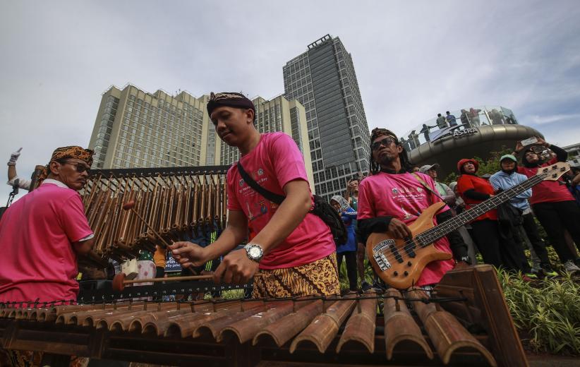 Ribuan Orang Kompak Bermain Angklung di Bundaran HI - Bagian 4