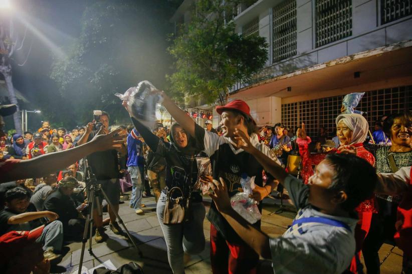 Aksi Seniman dan Konten Kreator Dukung Pemerintah Stop Impor Pakaian Bekas - Bagian 4