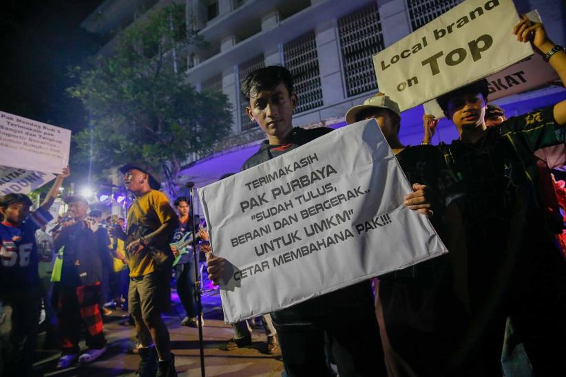 Aksi Seniman dan Konten Kreator Dukung Pemerintah Stop Impor Pakaian Bekas - Bagian 5