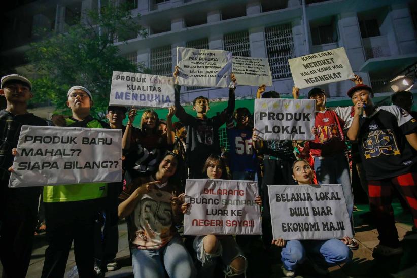 Aksi Seniman dan Konten Kreator Dukung Pemerintah Stop Impor Pakaian Bekas - Bagian 1