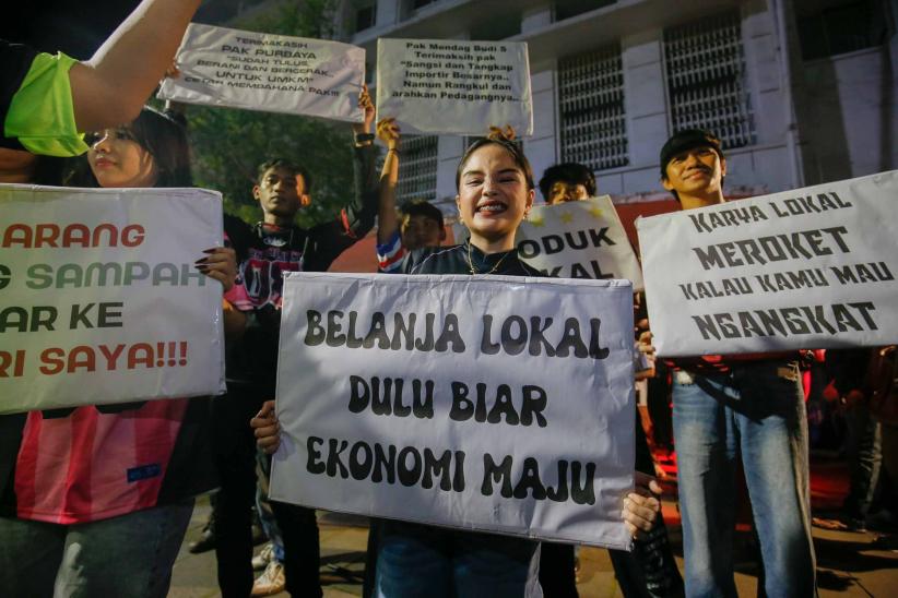 Aksi Seniman dan Konten Kreator Dukung Pemerintah Stop Impor Pakaian Bekas - Bagian 3