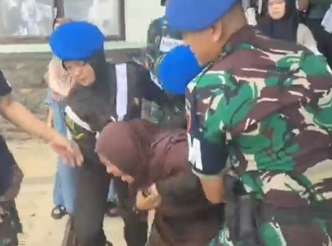 Rekonstruksi Pembunuhan Anggota TNI di Gowa Ricuh, Ibu Prada Haerul Mengamuk