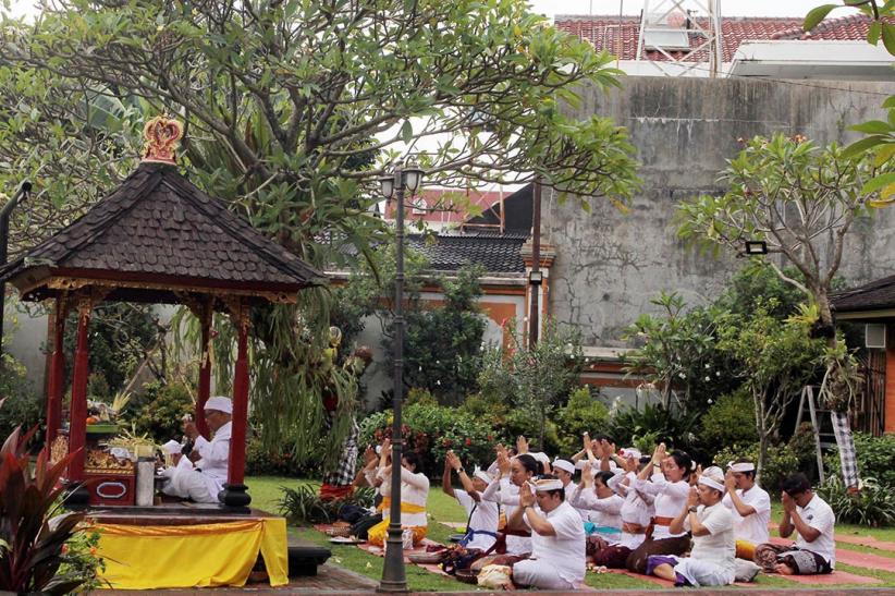 Potret Umat Hindu Sembahyang Merayakan Hari Raya Galungan - Bagian 3
