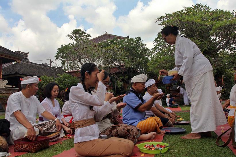 Potret Umat Hindu Sembahyang Merayakan Hari Raya Galungan - Bagian 6