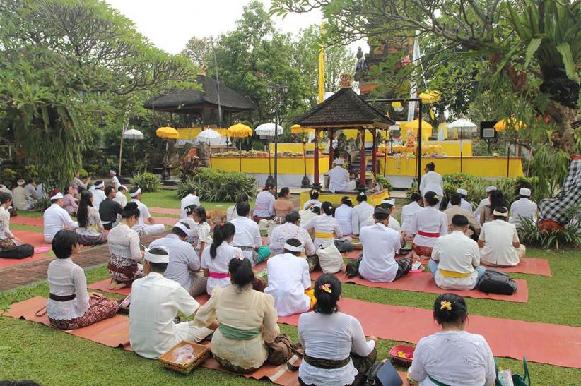 Potret Umat Hindu Sembahyang Merayakan Hari Raya Galungan - Bagian 2