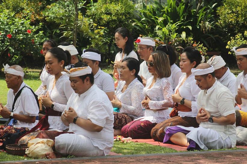 Potret Umat Hindu Sembahyang Merayakan Hari Raya Galungan - Bagian 5