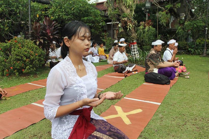 Potret Umat Hindu Sembahyang Merayakan Hari Raya Galungan - Bagian 4
