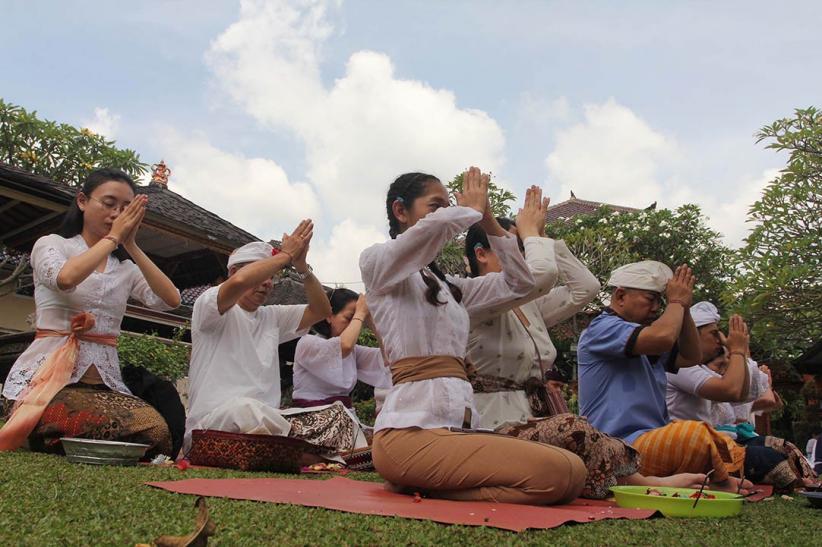 Potret Umat Hindu Sembahyang Merayakan Hari Raya Galungan - Bagian 1