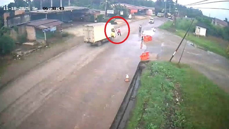 Detik-Detik Menegangkan Petugas UPPKB Batanghari Terpental Ditabrak Truk Terekam CCTV